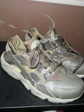 Nike Olive Taupe Camo Knit Lace-Up Sneakers Women’s 9